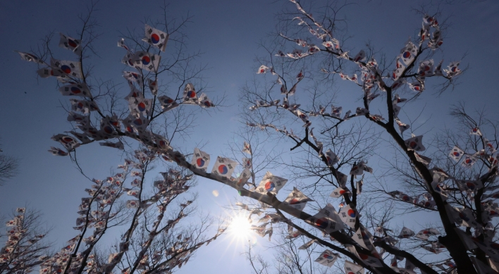 [Photo News] Taegeukgi-covered trees ahead of spring