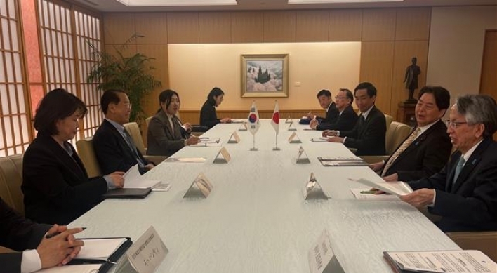 Unification minister discusses cooperation on N. Korea with top Japanese officials