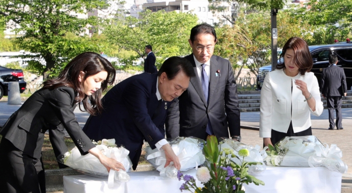 Yoon, Kishida pay respects to Korean victims of Hiroshima atomic bomb