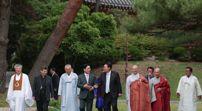 Yoon meets with religious leaders, seeks advice on state affairs