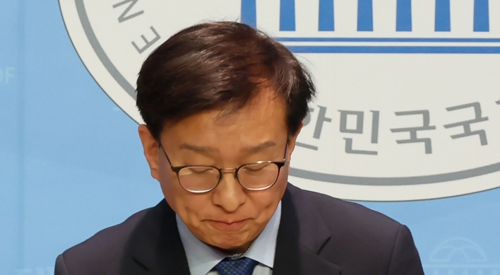 Ruling party refers opposition lawmaker to ethics committee over remarks about Cheonan's captain