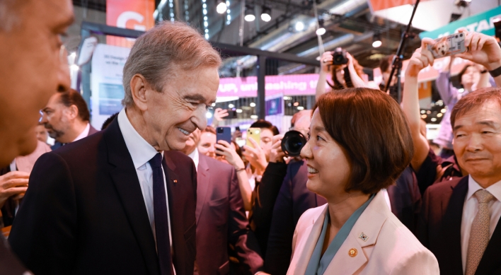 Korea’s startups minister meets with LVMH chief at Paris tech show