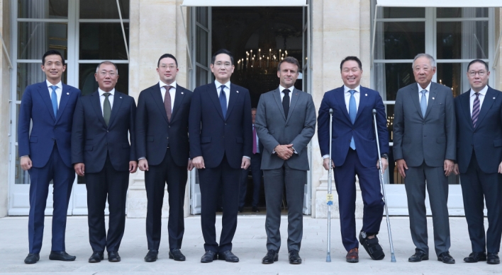 Chaebol chiefs meet with French president