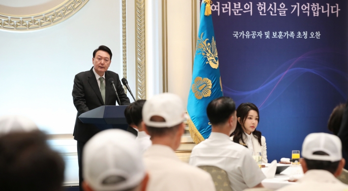 Yoon lauds sacrifice of fallen soldiers on 73rd Korean War anniversary