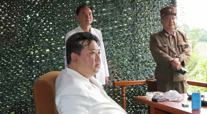 [단독] 국정원 “김정은 ‘폴더블폰’은 중국산 제품으로 추정”