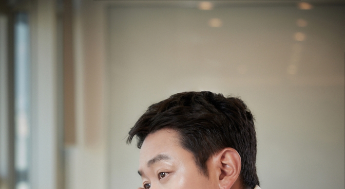 [Herald Interview] Playing tragi-comic rescuer a balancing act for Ha Jung-woo in ‘Ransomed’