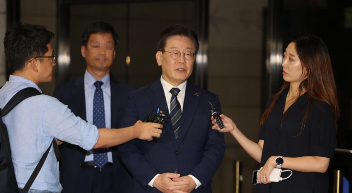 Opposition leader Lee returns home after 13-hr questioning over corruption scandal