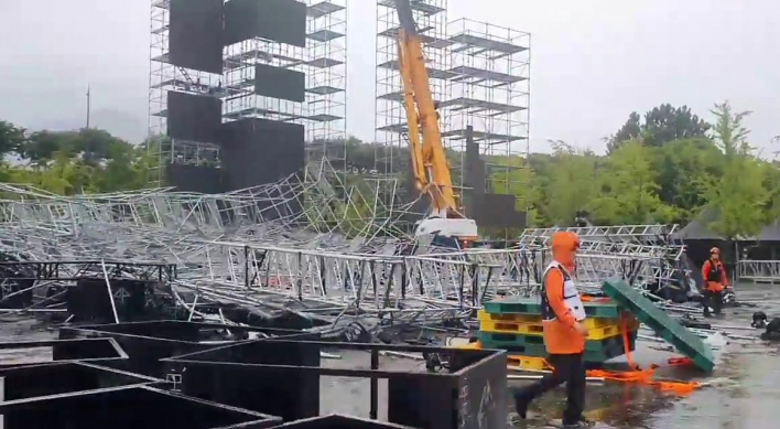Eight workers injured in collapse of concert structure