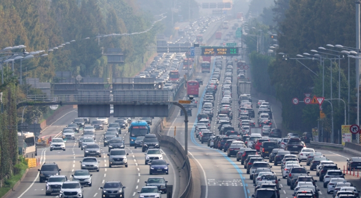 Expressway traffic congestion persists on 2nd day of extended Chuseok holiday