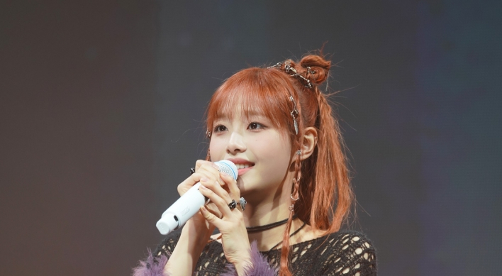 Chuu makes tearful solo debut with 'Howl'