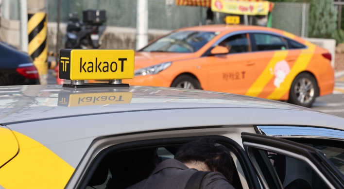 Kakao taxi-hailing service ‘unethical,’ Yoon says