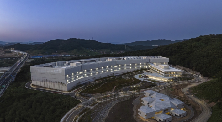 [From the scene] Naver opens massive data center to boost AI, cloud push