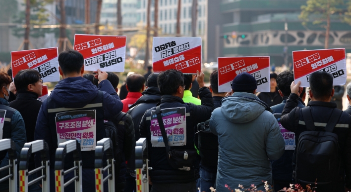 Seoul Metro labor, management to meet on eve of threatened strike