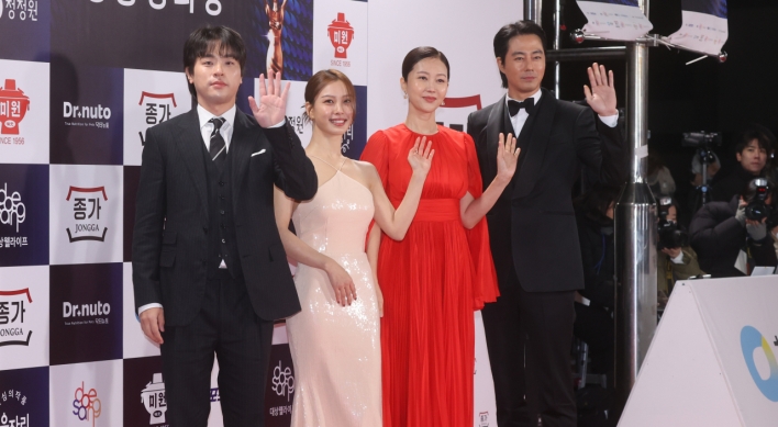 ‘Smugglers’ wins best picture at 44th Blue Dragon Film Awards