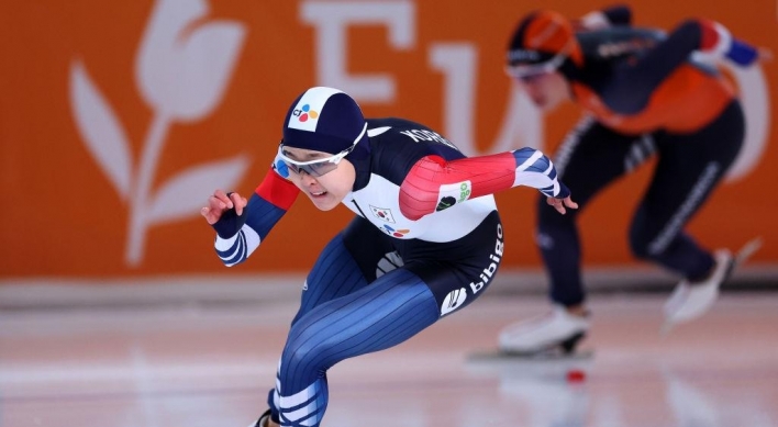 Back in old boots, speed skater Kim Min-sun grabs 1st World Cup title of season