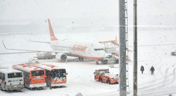 Fierce winter weather grounds Jeju flights, stalls traffic