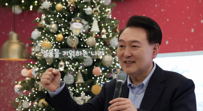 Yoon wishes joy of blessing on Christmas Eve