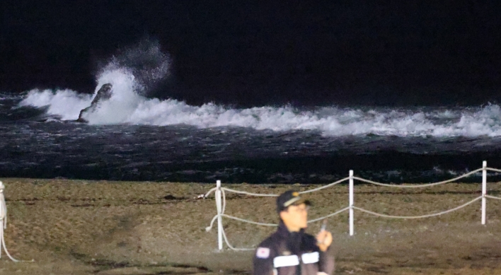 Small tsunamis hit S. Korea after earthquake in Japan