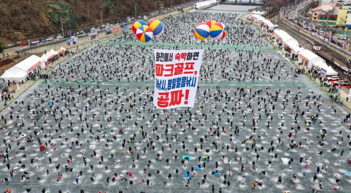 Annual ice fishing fest in Hwacheon surpasses 1m visitors