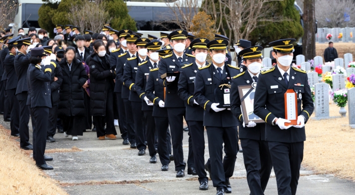 2 firefighters laid to rest at national cemetery