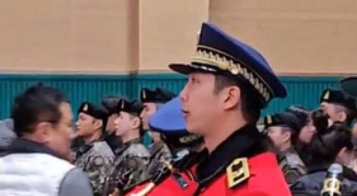 Photo of RM with saxophone in military band goes viral