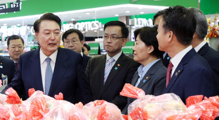 Yoon orders measures to stem fruit prices