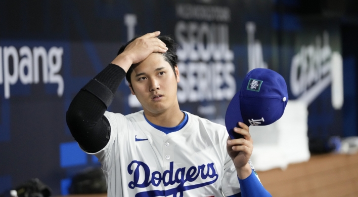 Police investigate bomb threat on MLB opener in Seoul