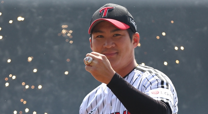 LG Twins receive Korean Series championship rings before home opener