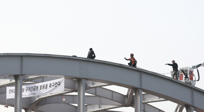 Police in standoff with man threatening to jump off bridge