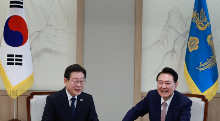Yoon, Lee agree on med reform but end talks with differences