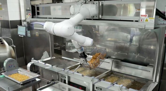 [Photo News] Robot cook at school
