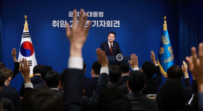 [From the Scene] At 1st press conference in 631 days, Yoon seeks to mend media ties