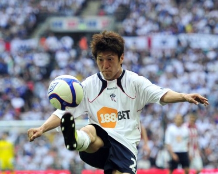Lee, Bolton stumble out of FA Cup