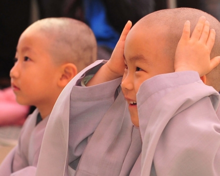Boy monks join Buddhist priesthood