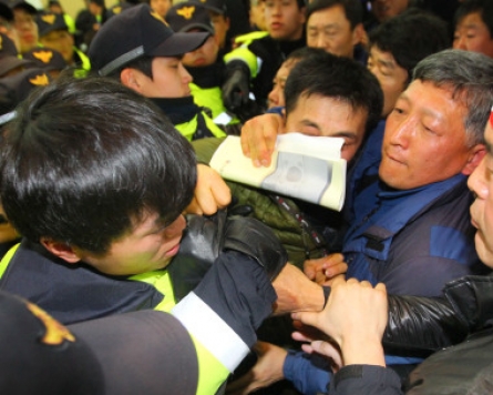 Protesters mar hearing on Korea-China FTA