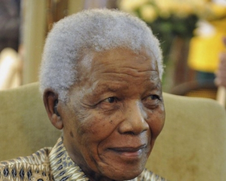 Mandela hospitalized with stomach ailment