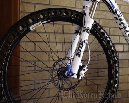 Puncture-proof bike tire runs without air