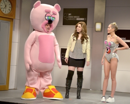 Miley Cyrus rules ‘SNL’ as host and musical guest