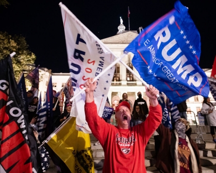 Trump loyalists mount last stand in Washington