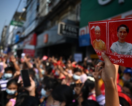 [Newsmaker] Myanmar anti-coup protests grow as army broadens internet crackdown