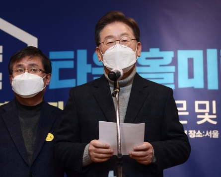 Lee Jae-myung apologizes for real estate ‘failure,’ promises deregulation