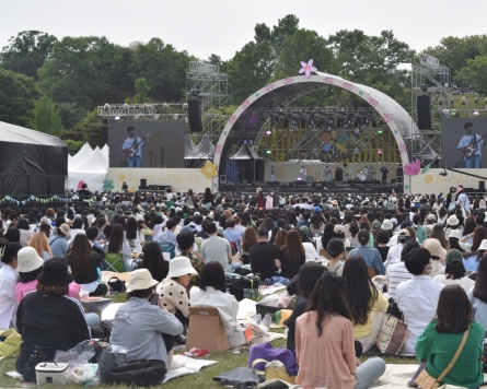 [Herald Review] Beautiful Mint Life 2022 brings festival sing-alongs back to Seoul