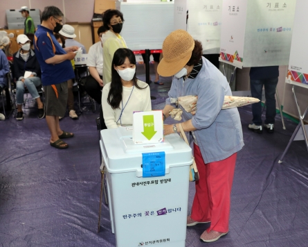 Koreans hit polls on last day of early voting for local elections