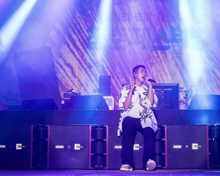 [Herald Review] Big names light up stage at ‘Blue Spring Hip-hop Festa’