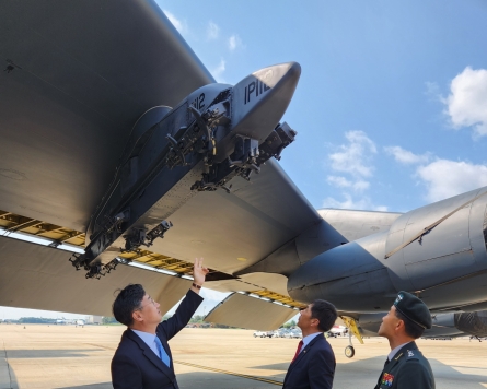 S. Korea's vice defense minister briefed on key US strategic assets during visit to local base