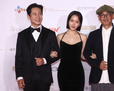 Big-name film director Lee Joon-ik’s debut drama ‘Yonder’ premieres at BIFF