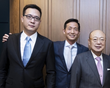 Hanwha chief, Heritage Foundation founder discuss global economy, bilateral ties