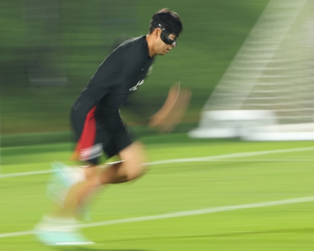 [Photo News] Injured star Son Heung-min trains for FIFA World Cup in Qatar