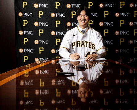 Teen pitcher Shim Jun-seok officially signs with Pirates in dream-come-true moment