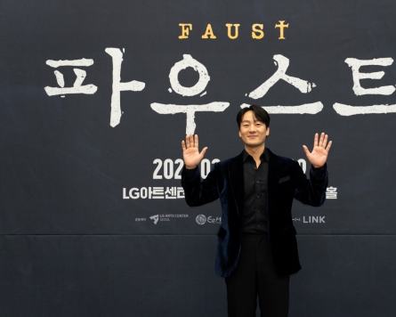 Park Hae-soo returns to theater as Mephisto in 'Faust'
